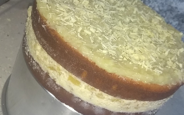 Bolo de abacaxi com cobertura de leite condensado