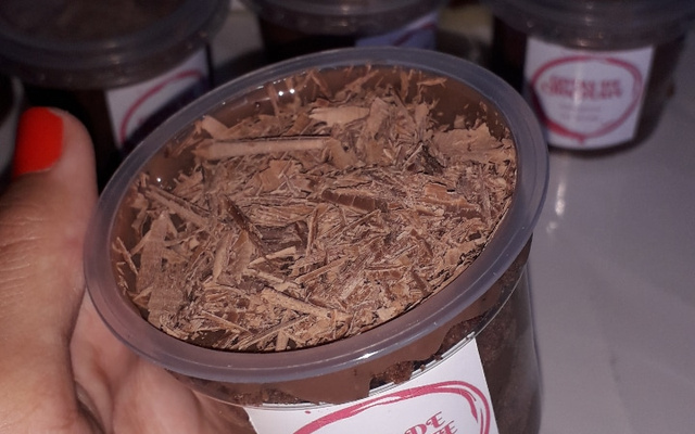 Bolo de pote de chocolate com brigadeiro