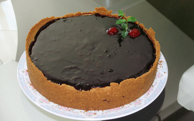 Torta de cream cheese com geleia de jabuticaba
