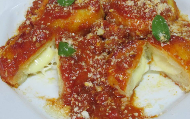 Nhoque recheado de muçarela ao molho