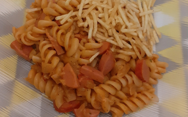 Macarrão com salsicha delícia