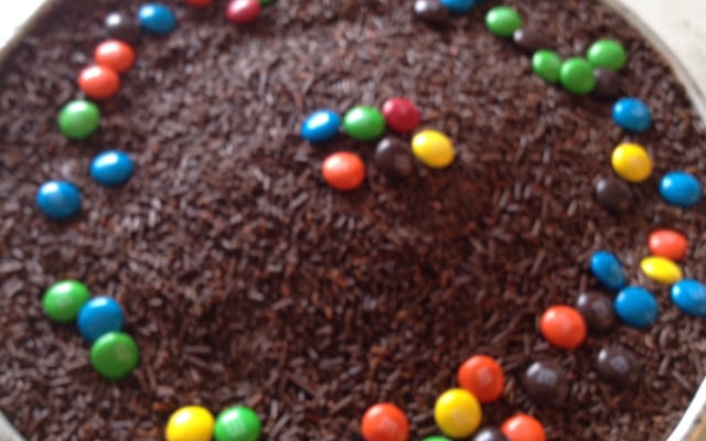 Bolo de chocolate fofinho com cobertura de brigadeiro