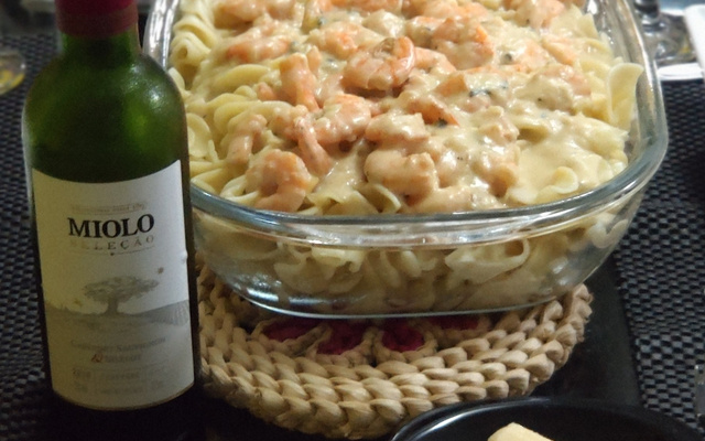 Penne ao molho de gorgonzola com camarão