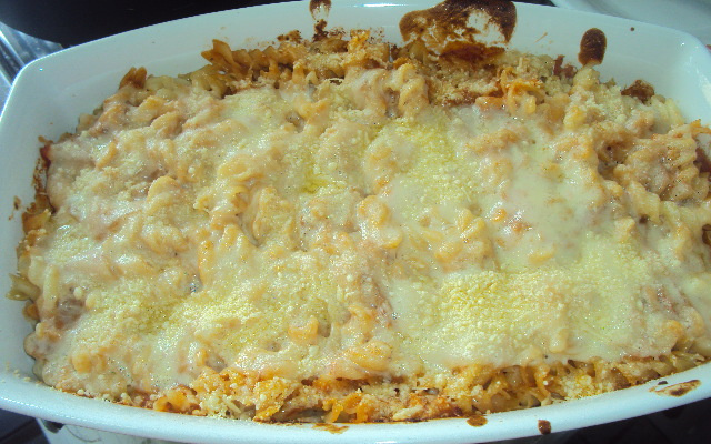 Macarrão de forno com presunto e queijo