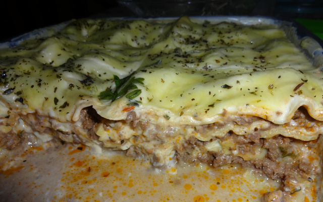 Lasanha à bolonhesa com molho branco