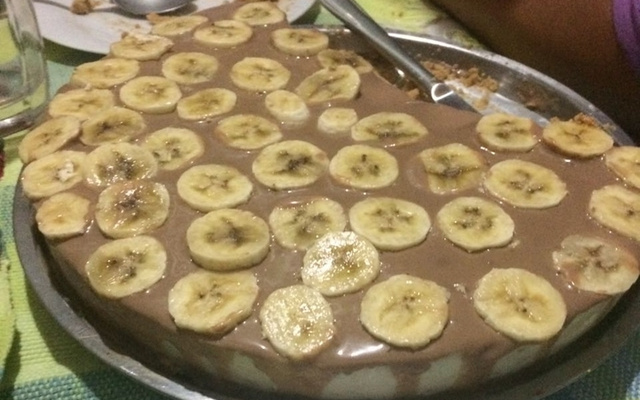 Cheesecake de banana com calda de chocolate