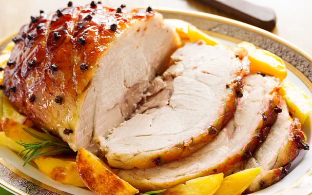 Lombo assado ao molho de laranja com batatas e alecrim