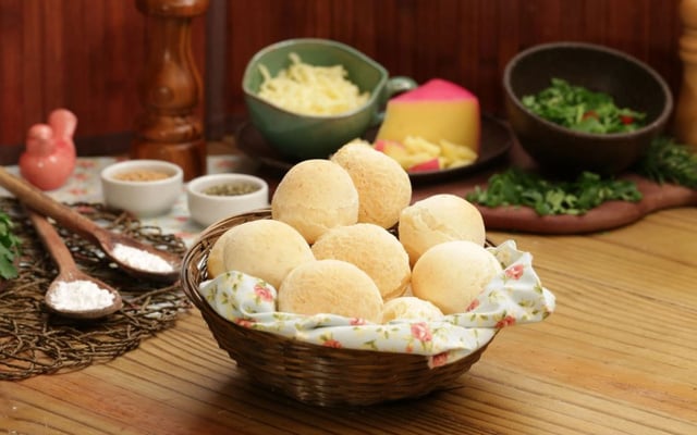 Pão de queijo recheado