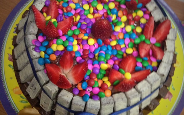 Bolo de bis com morango