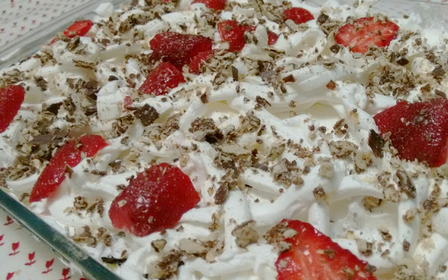 Torta de bis com morangos