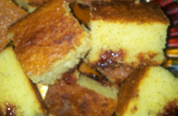 Bolo de fubá com goiabada