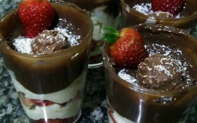 Brigadeiro com morango e creme