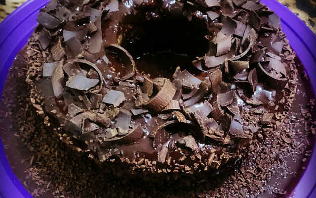 Bolo de laranja com calda de chocolate