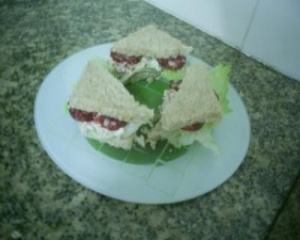 Sanduíche de pasta de ricota e salaminho