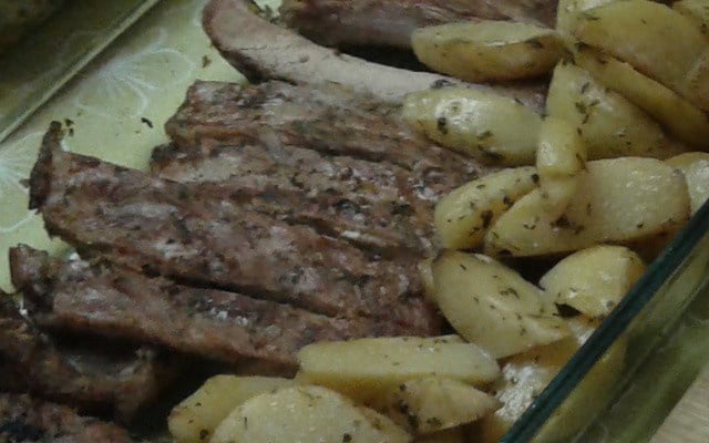 Costela de porco assada com batatas