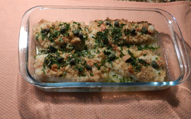 Filé de linguado assado com crostas de pão e cheiro verde