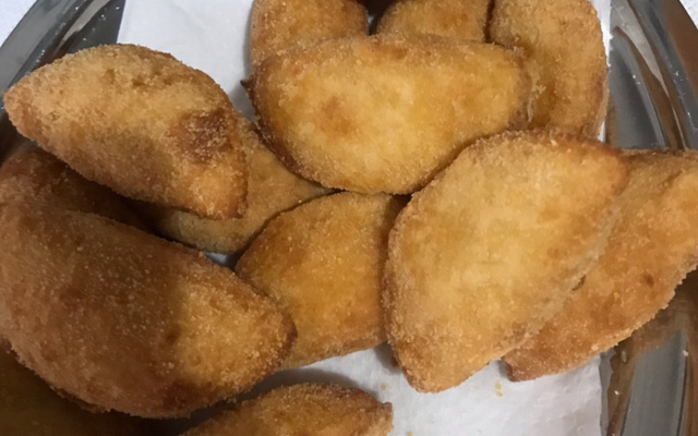 Risoles de frango com creme de milho e catupiri