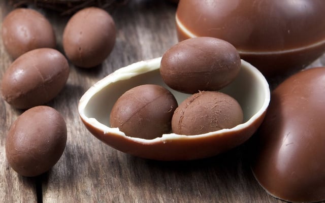 Kinder ovo caseiro grande com mini ovos dentro