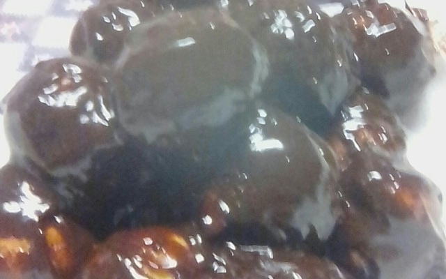 Bolinho frito com calda de chocolate