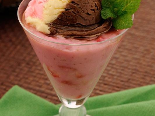 Taça de morango com cream cheese e sorvete