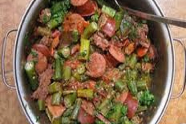 Quiabo com lingüiça