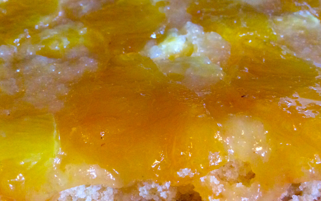 Bolo de abacaxi em calda