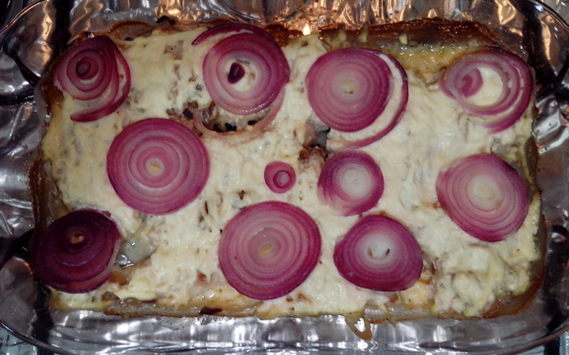 Filé de frango com creme de cebola e maionese