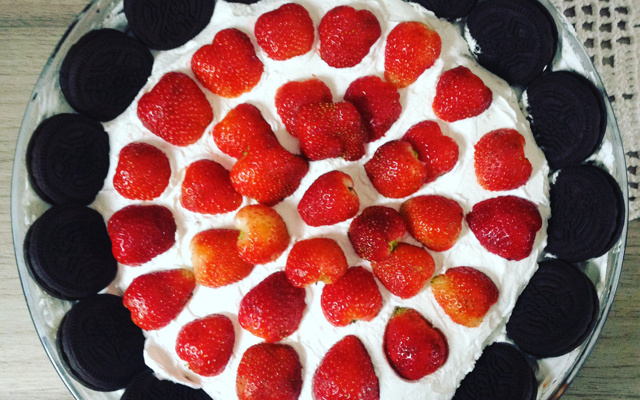 Torta de biscoito de chocolate recheado de baunilha, chocolate e morangos