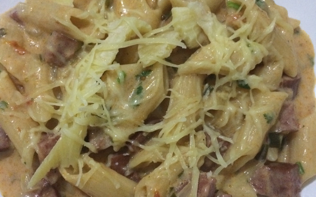 Macarrão com calabresa na pressão à moda do Otavio