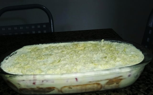 Pavê de leite em pó com morango