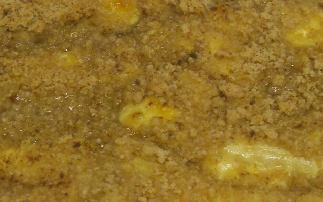 Cuca de farofa com banana, maçã ou pera.