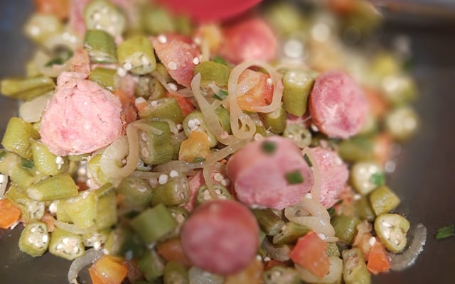 Quiabo com lingüiça