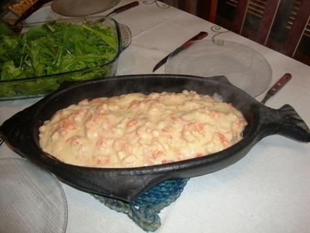 Salmão ao molho branco de camarão