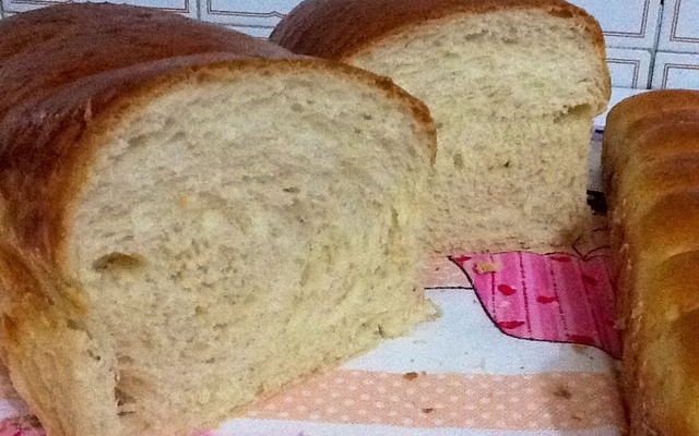 Pão de cachorro quente na máquina de pão