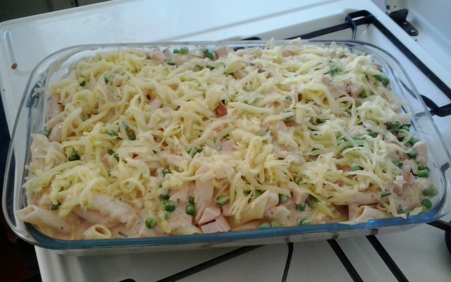 Macarrão com requeijão e peito de peru