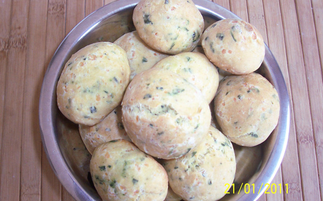 Pãezinhos de ervas e queijo ralado muito fáceis