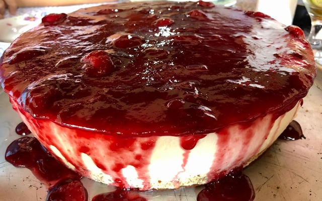 Cheesecake com calda de frutas vermelhas