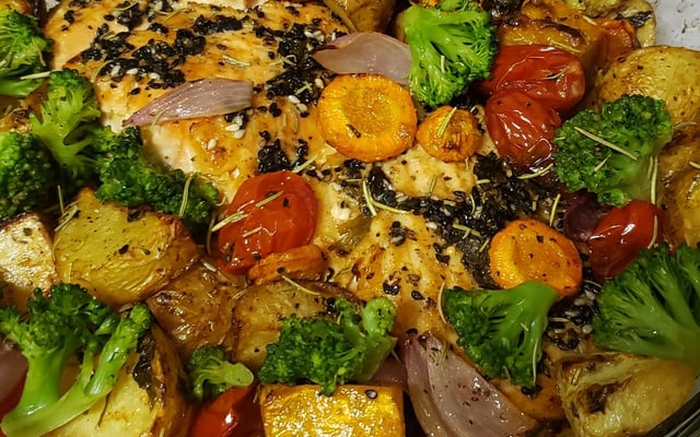 Salmão com legumes no forno