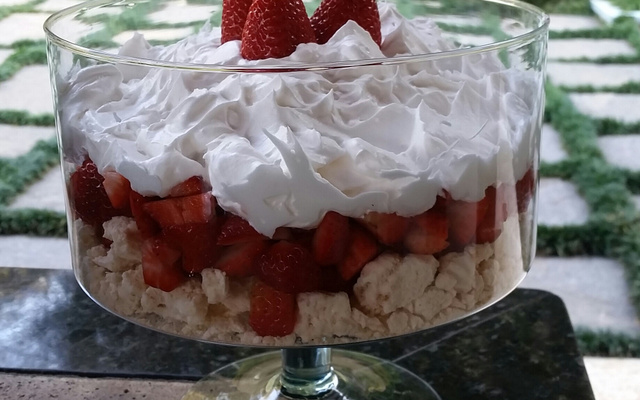 Merengue de Morango com Suspiro