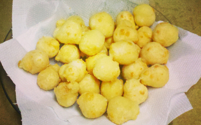 Bolinhas de queijo fritas