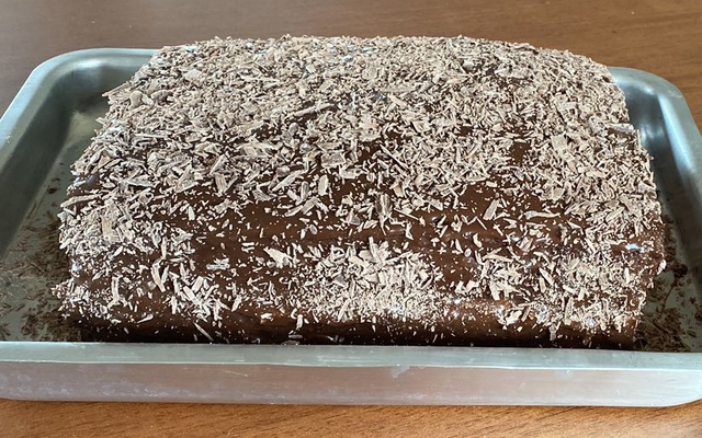 Pão de ló de chocolate com recheio e cobertura