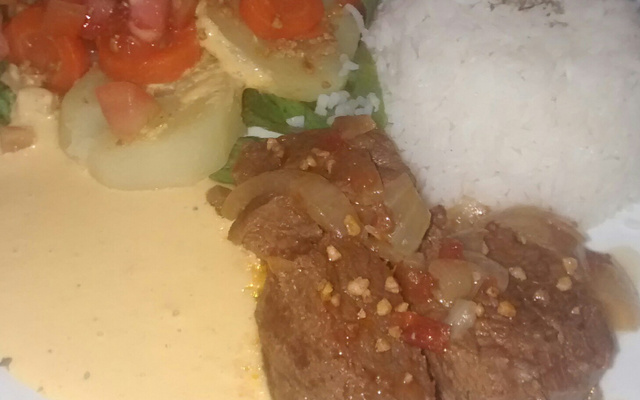 Carne de panela com molho de cerveja e aipim