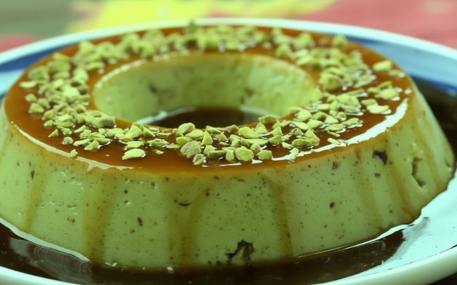 Pudim de pistache verde com calda de caramelo