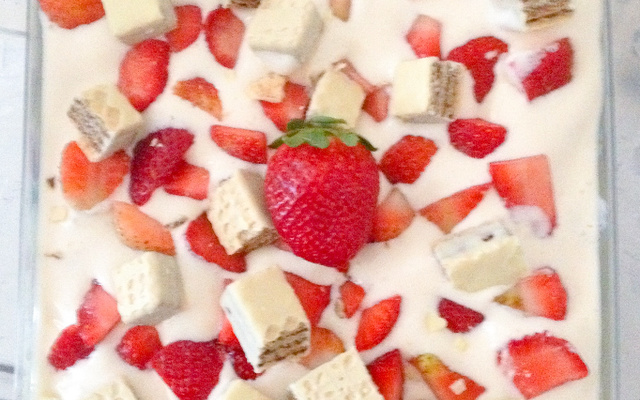 Pavê com morangos e bis branco