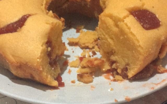 Bolo vegano de fubá com goiaba cascão