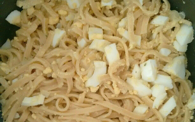 Massa alho e óleo com ovos cozidos