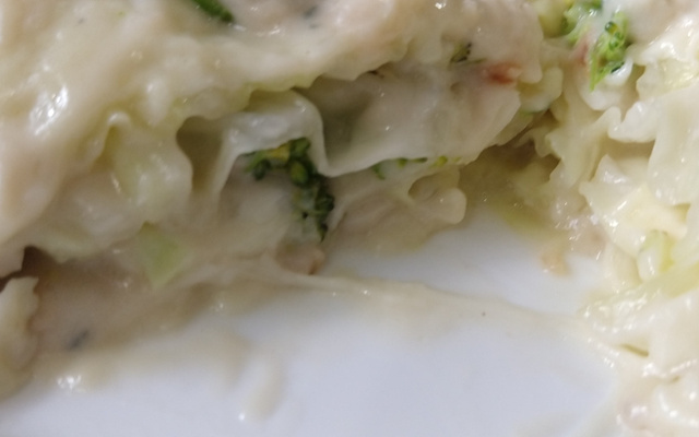 Deliciosa lasanha de repolho ao molho de queijo e brócolis