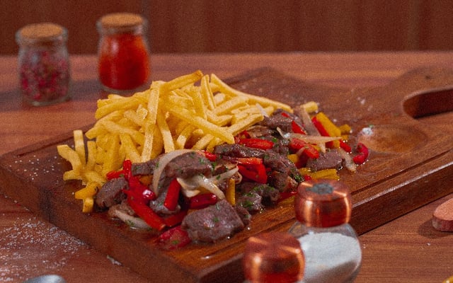 Picadinho com batata frita