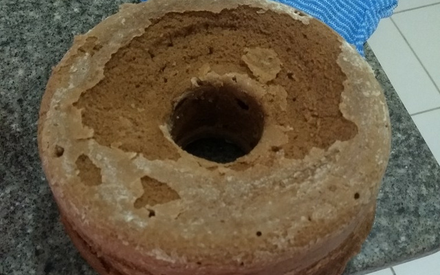 Bolo de chocolate de microondas com calda de falso brigadeiro