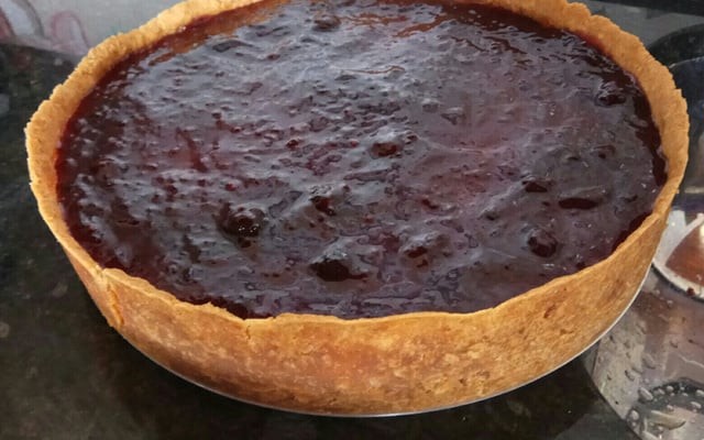 Torta de cream cheese com geleia de jabuticaba